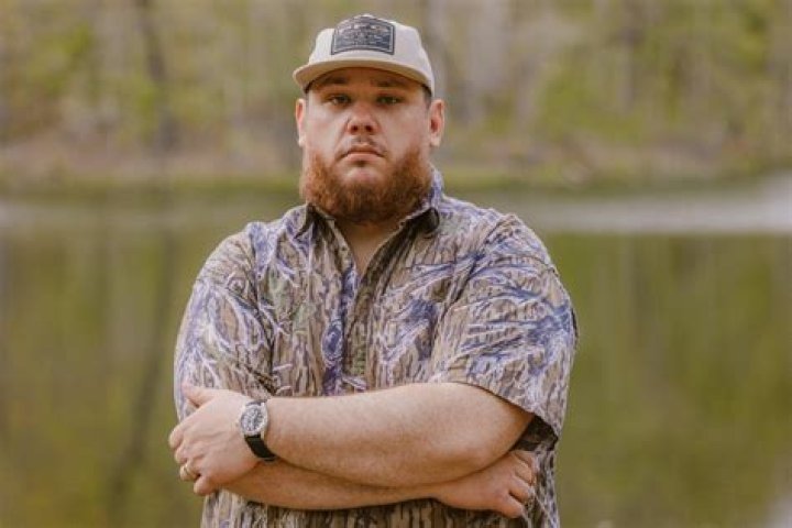 Exploring the Phenomenon of Luke Combs: A Demystified Journey